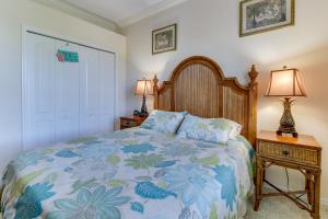 a bedroom with a bed with a blue and green bedspread at Pelican's Pass in Biggar +30 photos