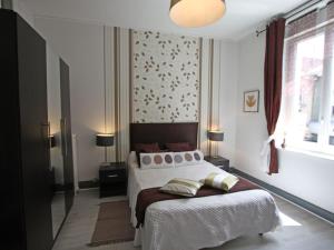 um quarto com uma cama e uma janela em Gîte Épinal, 3 pièces, 5 personnes - FR-1-589-92 em Épinal