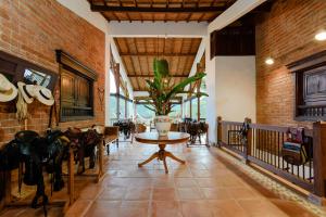 a room with a table and a bunch of animals at Finca Boutique el Diamante in Salgar