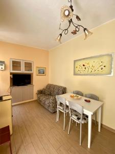 - un salon avec une table et un canapé dans l'établissement Casa Vacanza di Iside, à Montegiordano