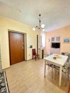 - un salon avec une table et une porte dans l'établissement Casa Vacanza di Iside, à Montegiordano