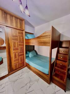 מיטה או מיטות קומותיים בחדר ב-Porto Said chalet for rent بورتوسعيد بورتو سعيد