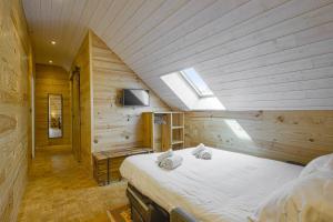 a bedroom with a bed in a wooden cabin at L'Atipik - Welkeys in Bénesse-Maremne +16 photos