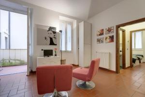 フィレンツェにあるOcheのリビングルーム(赤い椅子、テレビ付)