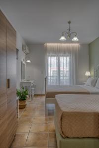 um quarto de hotel com duas camas e uma casa de banho em Patrinos Studios em Alikanás