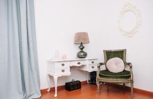 ValhascosにあるQuintinha do Quintasのデスク、椅子(ランプ付)が備わる客室です。