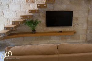 A television and/or entertainment centre at 500 Home