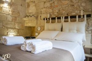 A bed or beds in a room at 500 Home