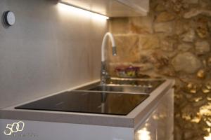 A kitchen or kitchenette at 500 Home
