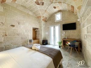 A bed or beds in a room at 500 Home