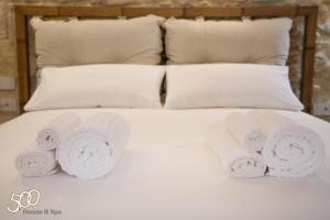 A bed or beds in a room at 500 Home