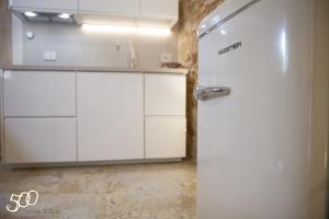 A kitchen or kitchenette at 500 Home