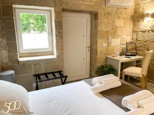A bed or beds in a room at 500 Home