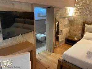 A bed or beds in a room at 500 Home