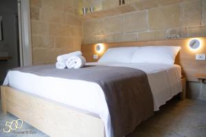 A bed or beds in a room at 500 Home