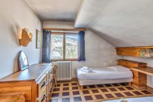 Appartement du Flocon - Welkeys في ميجيف: غرفة نوم صغيرة بها سرير ونافذة