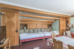 Appartement du Flocon - Welkeys في ميجيف: غرفة نوم بسرير كبير وبجدار خشبي