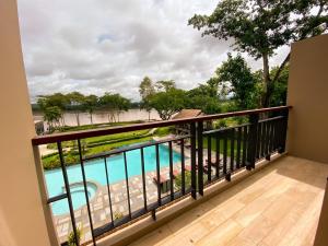 uma varanda com vista para uma piscina em River Tree Resort em Chiang Khan