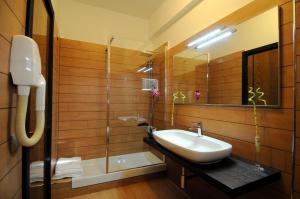 La salle de bains est pourvue d'un lavabo et d'un miroir. dans l'établissement EH Rome Airport Euro House Hotels, à Fiumicino