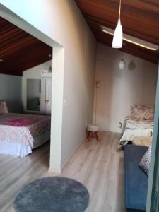 um quarto com duas camas e um sofá em Pousada La Casona em Tibagi