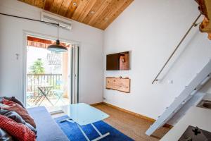 un soggiorno con tavolo e scala di Wonderful apartment with balcony close to the beach - Bandol - Welkeys a Bandol