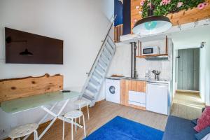 un piccolo appartamento con cucina e scale di Wonderful apartment with balcony close to the beach - Bandol - Welkeys a Bandol