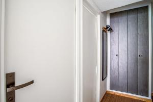 un corridoio con porta per una camera di Wonderful apartment with balcony close to the beach - Bandol - Welkeys a Bandol