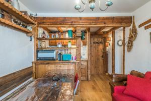 sala de estar con mesa y sofá en Appartement de l'Alpage - Welkeys en Megève