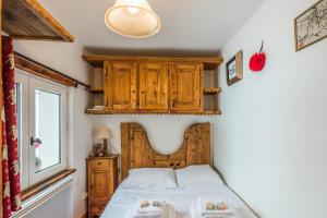 um pequeno quarto com uma cama e uma janela em Appartement de l'Alpage - Welkeys em Megève