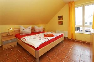 ein großes Bett in einem Zimmer mit einem großen Fenster in der Unterkunft Haus Grete Wohnung 16 in Ostseebad Koserow