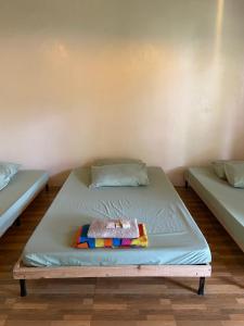 Cama en habitación con 2 colchones en Location One Eighty en Bangcusay