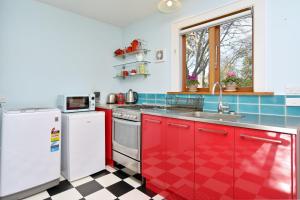 Kitchen o kitchenette sa Louisa Chandler - Christchurch Holiday Homes