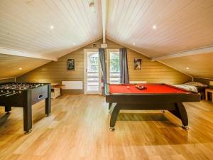 una sala de billar con mesa de billar en Spacious chalet with sauna and bubble bath, en Barvaux