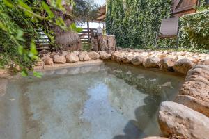 Piscina a Country-Style House by Nature and Water o a prop