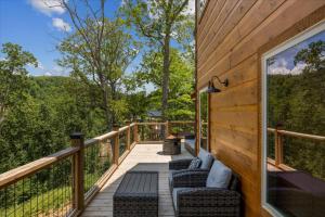 une terrasse enveloppante avec des chaises et une vue sur les montagnes dans l'établissement Red Sky Ridge cabin, à Sevierville