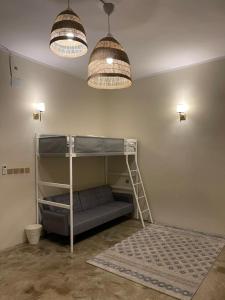 Dviaukštė lova arba lovos apgyvendinimo įstaigoje minivilla