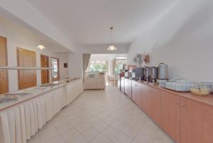 Kuchyňa alebo kuchynka v ubytovaní Marirena Hotel