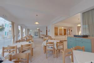 Reštaurácia alebo iné gastronomické zariadenie v ubytovaní Marirena Hotel