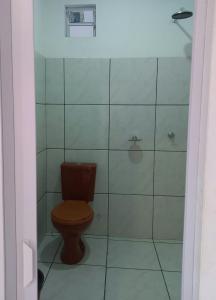 a bathroom with a toilet and a shower at Pousada Lençóis do Delta in Tutóia