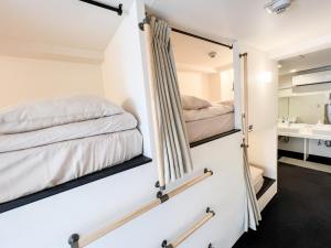 Postel nebo postele na pokoji v ubytování Osaka Nipponbashi EVISU HOSTEL エビスホステル