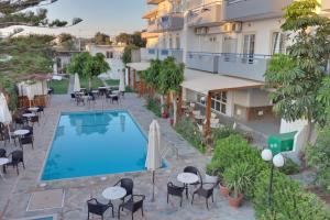 Bazén v ubytování Marirena Hotel nebo v jeho okolí