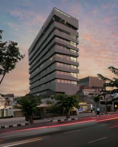 un grand bâtiment avec une rue en face dans l'établissement ARTOTEL Gajahmada Semarang, à Semarang