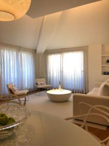 uma sala de estar com um sofá e uma mesa em Duplex-Ático Cangas do Morrazo em Cangas