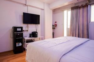 Μια τηλεόραση ή/και κέντρο ψυχαγωγίας στο Apartemen Sentra Timur Residence - Fortune 88 Tower Orange