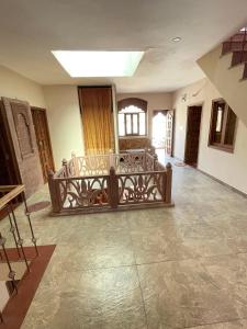 Cette grande chambre dispose d'un couloir et d'un plafond. dans l'établissement Corsican Haveli, à Jodhpur
