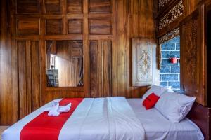 una camera da letto con un letto con due peluche sopra di RedDoorz Syariah near Terminal Mendolo Wonosobo 2 a Ngasinan