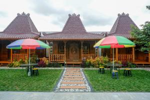 Zahrada ubytování RedDoorz Syariah near Terminal Mendolo Wonosobo 2