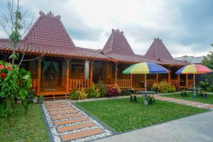Zahrada ubytování RedDoorz Syariah near Terminal Mendolo Wonosobo 2