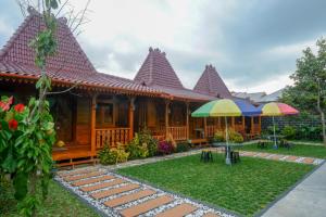 Zahrada ubytování RedDoorz Syariah near Terminal Mendolo Wonosobo 2