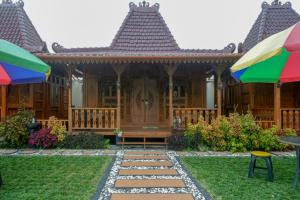 Zahrada ubytování RedDoorz Syariah near Terminal Mendolo Wonosobo 2